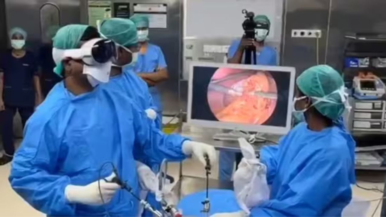 Revolutionizing Surgery with Apple Vision Pro Headsets